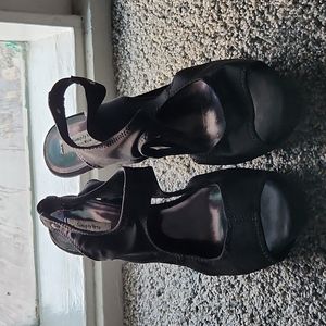Black wedges